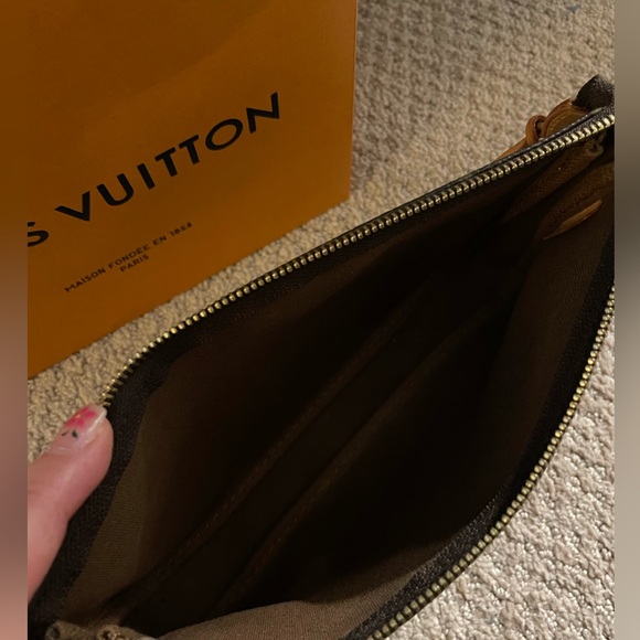 Louis Vuitton Monogram Pochette Accessoires Vintages Shoulder Bag - Picture 12 of 16